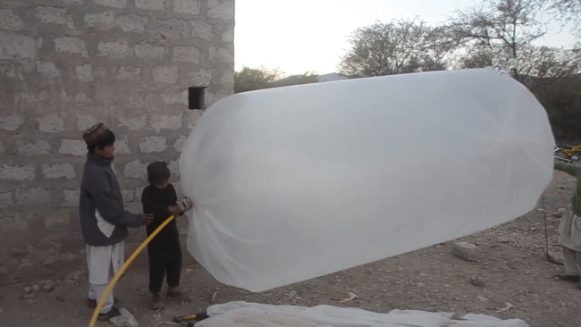 Tarladan eve poşetle doğal gaz taşıyorlar